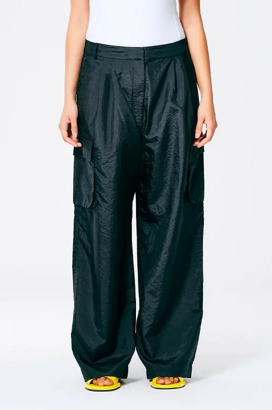 Crispy Nylon Stella Pleated Cargo Pant in Black